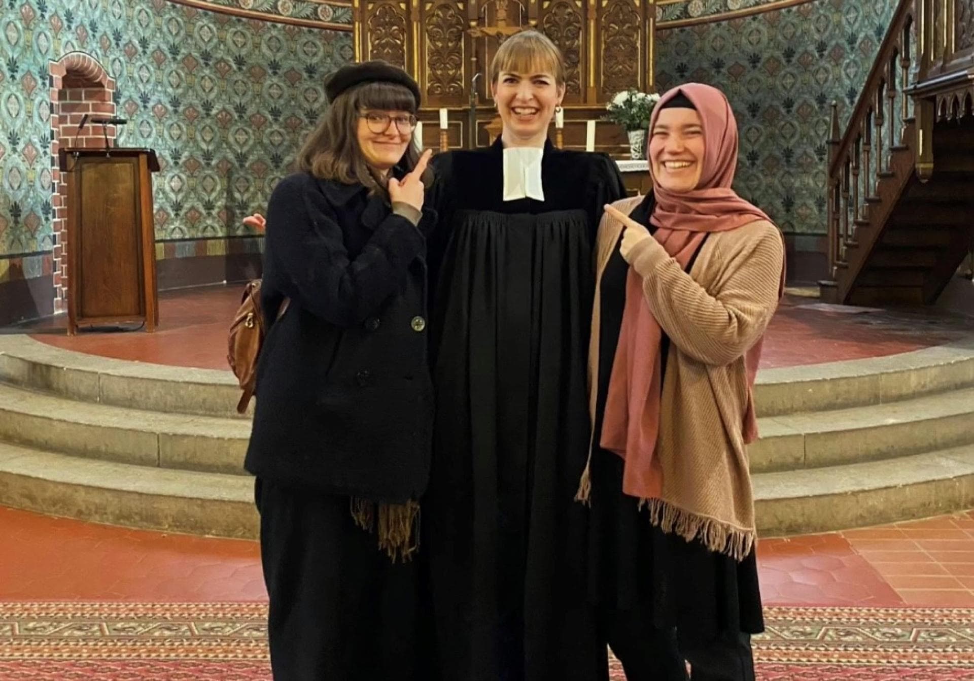 Rebecca Rogowski, Maike Schöfer und Kübra Dalkilic in der Evangelischen Kirchen in Berlin-Adlershof