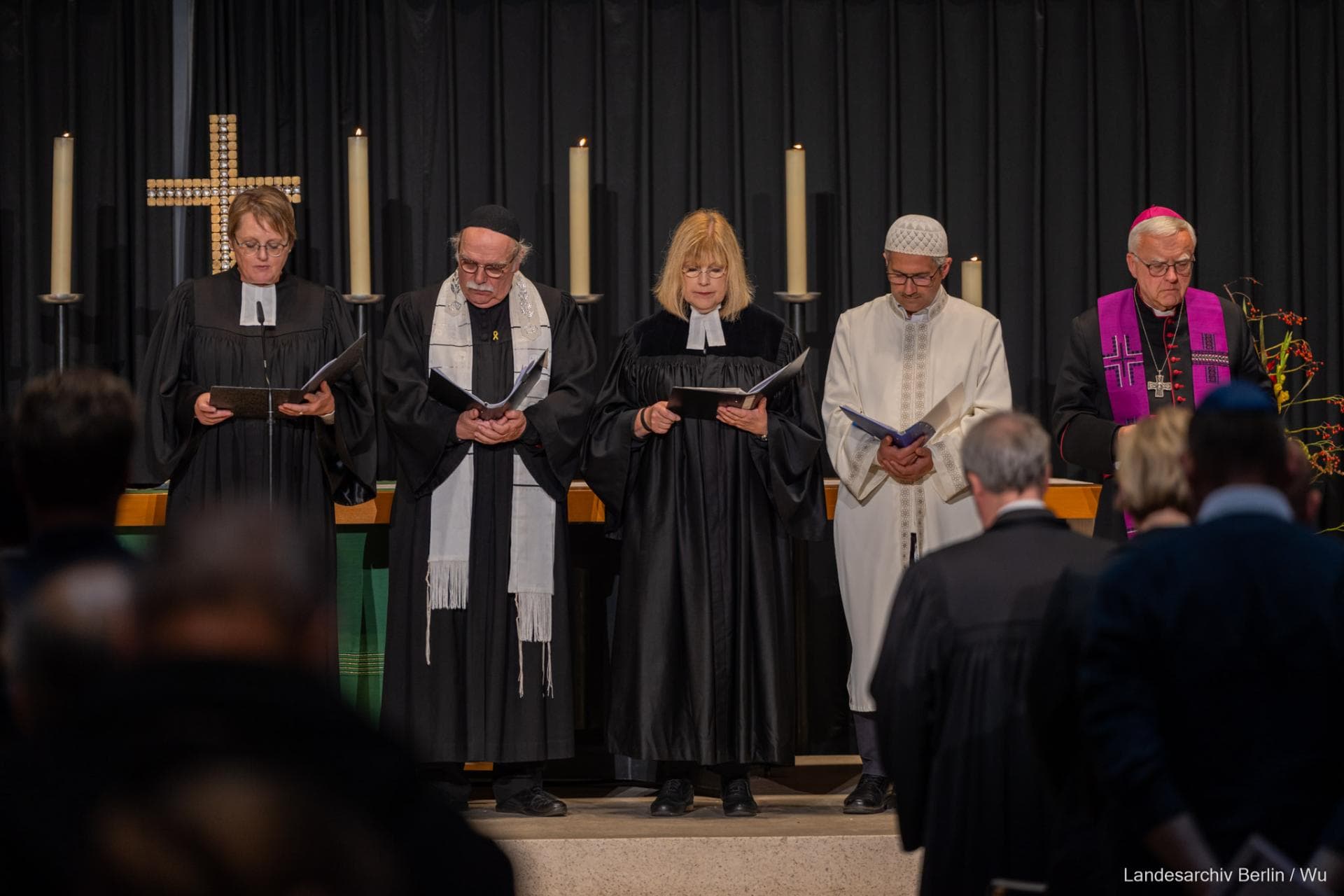 Von links: Pfarrerin Oxen, Rabbiner Nachama, Pfarrerin Gardei, Imam Sanci, Erzbischof Koch in der Kaiser Wilhelm Gedächtnis-Kirche in Berlin anlässlich des Gedenkens an die Opfer des Überfalls der Hamas auf Israel am 7. Oktober