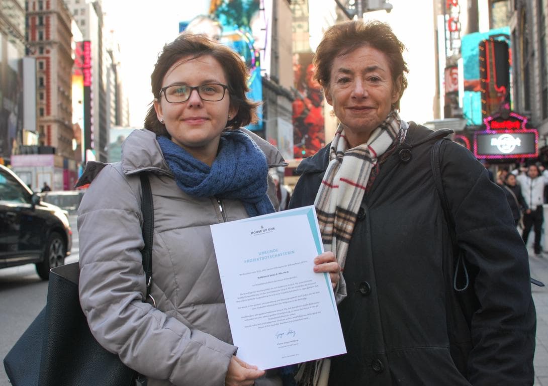 Barbara Witting (rechts, Mitglied des Stiftungsrats, überreicht Rabbinerin Sonja K. Pilz (links) in New York die Projektbotschafter-Urkunde
