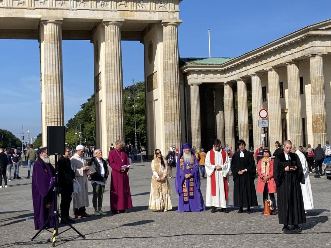 Juden, Christen, Muslime, Bahai und Hindu treffen sich zum multireligiöses Friedensgebet vor dem Brandenburger Tag. Am 1. September vor 84 Jahren begann der Zweite Weltkrieg, ja.und.amen Maike schöfer