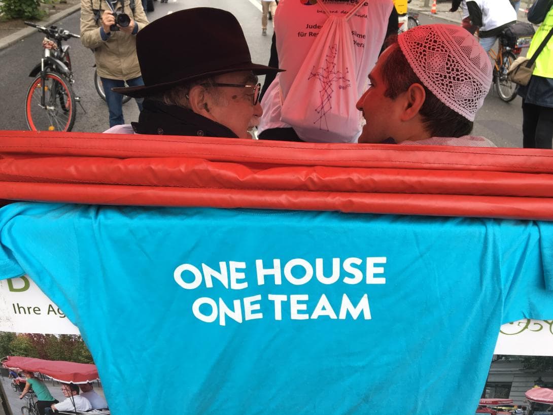 Rabbiner Nachama und Imam Sanci in der House of One-Rikscha auf der meet2respect-Demo. 
