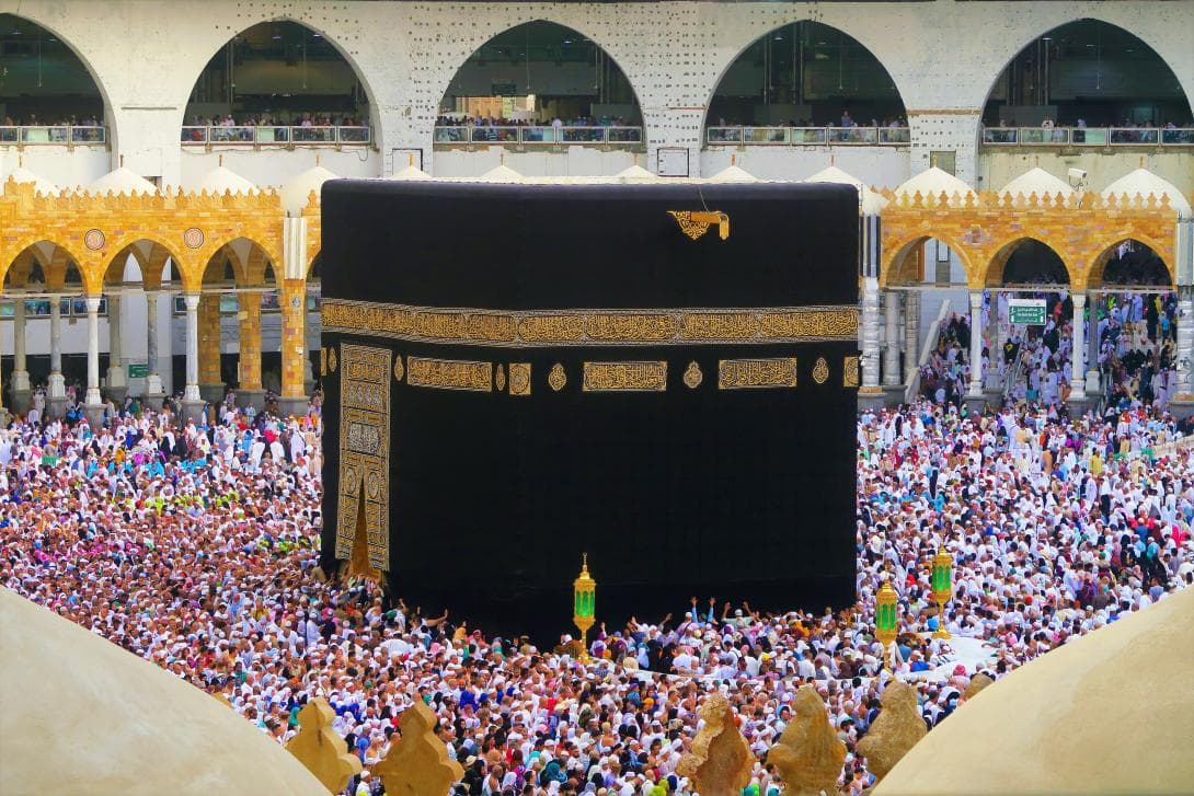 In Mekka umkreisen Pilger siebenmal gegen den Uhrzeigersinn die Kaaba und preisen dabei Allah. 
