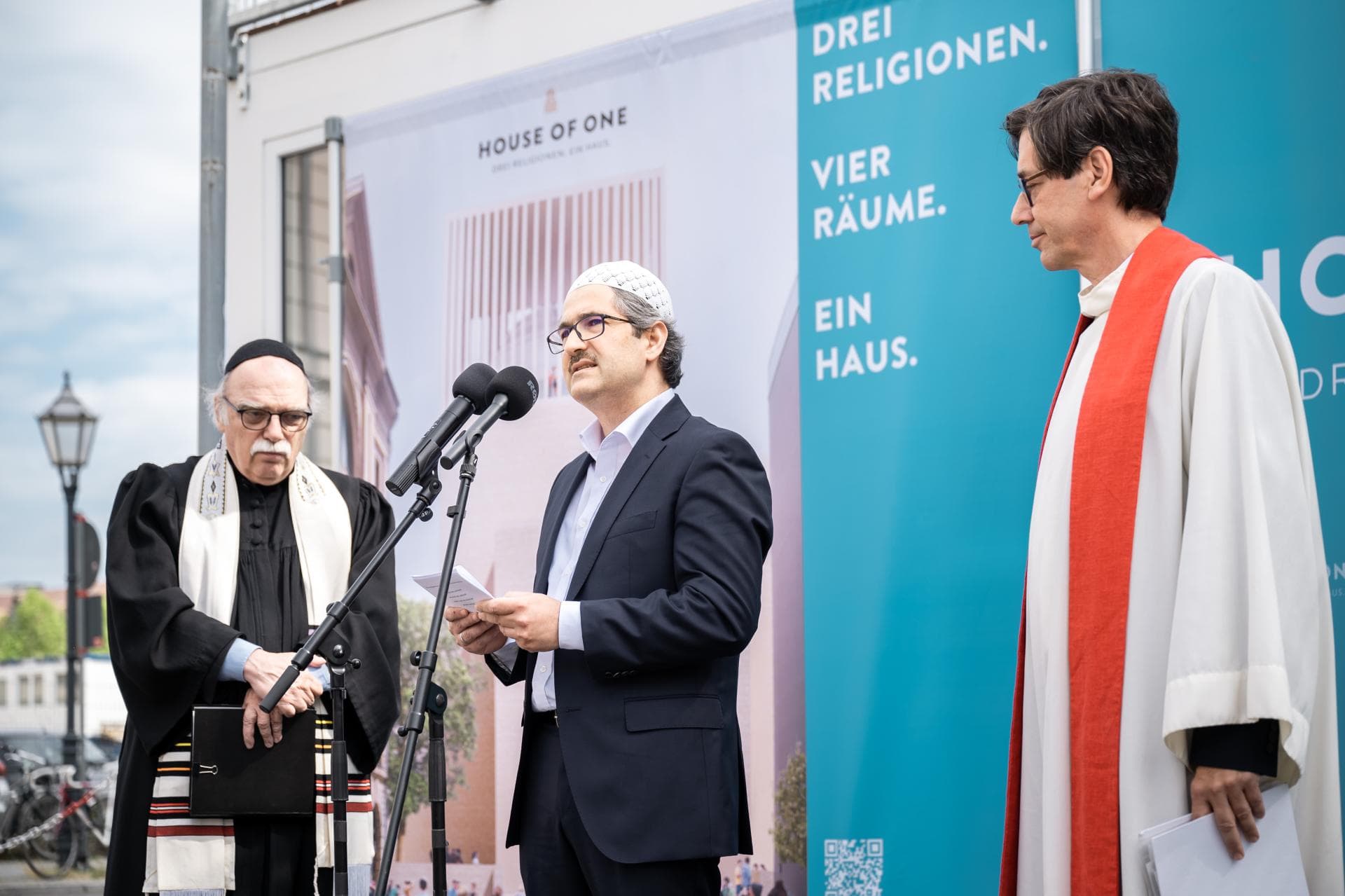 Rabbiner Nachama, Imam Kadir Sanci und Pfarrer Gregor Hohberg eröffnen die House of One-Box